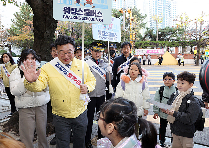 윤호중 행정안전부 장관이 부산 수영구 광남초등학교에서 어린이 등하굣길 안전 캠페인을 펼치고 있다. 2025.11.18 (ⓒ뉴스1, 무단 전재-재배포 금지)