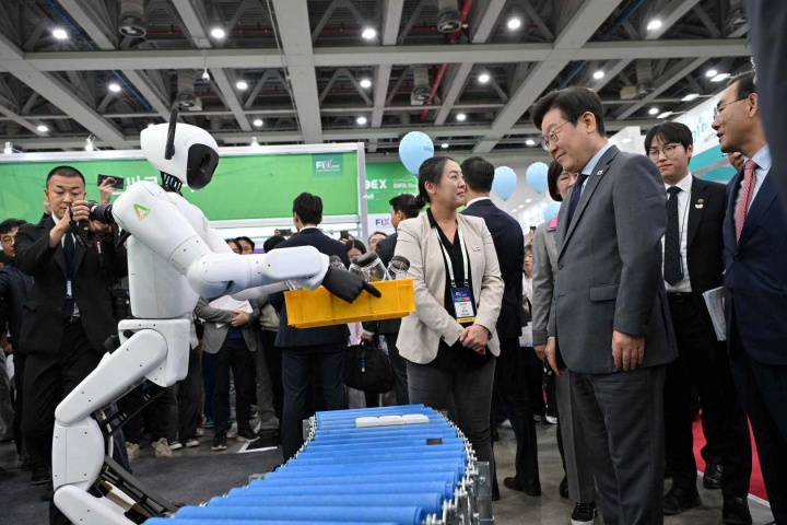 10월 24일 대구에서 열린 '2025 미래혁신기술박람회(FIX 2025)'에 참가한 휴머노이드 로봇 제조기업 '에이로봇' 부스에 이재명 대통령이 방문해 로봇들의 시연을 지켜보고 있다. 이재명 대통령 왼쪽이 에이로봇 엄윤설 대표. (에이로봇 제공)