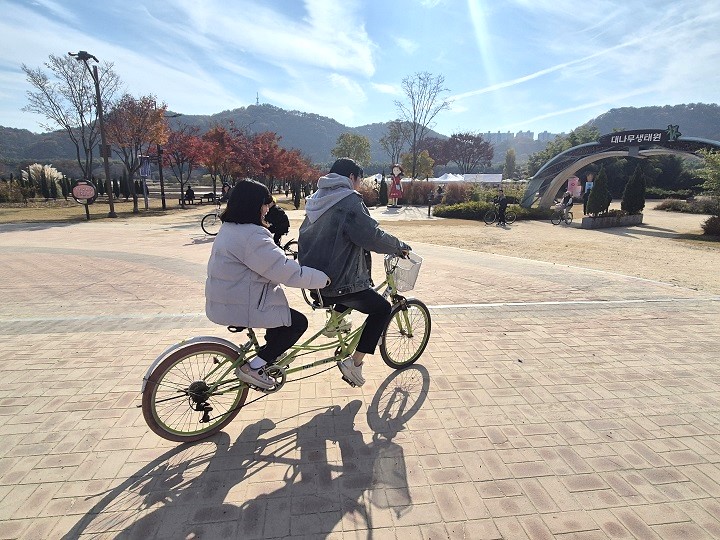 2인용 자전거로 광활한 태화강 국가정원 즐기기.
