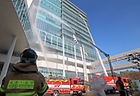 지난 10월 27일 세종시 어진동 정부세종청사 중앙동에서 열린 화재 대비 민방위 훈련에서 세종 남부소방서 53m 고가 소방차와 무인파괴 방수차가 출동하여 고층 화재 진압 및 원격 조종으로 건물 외벽을 뚫고 내부에 물·폼·에어·분말을 방사해 화재를 진압하고 있다.(ⓒ뉴스1, 무단 전재-재배포 금지)