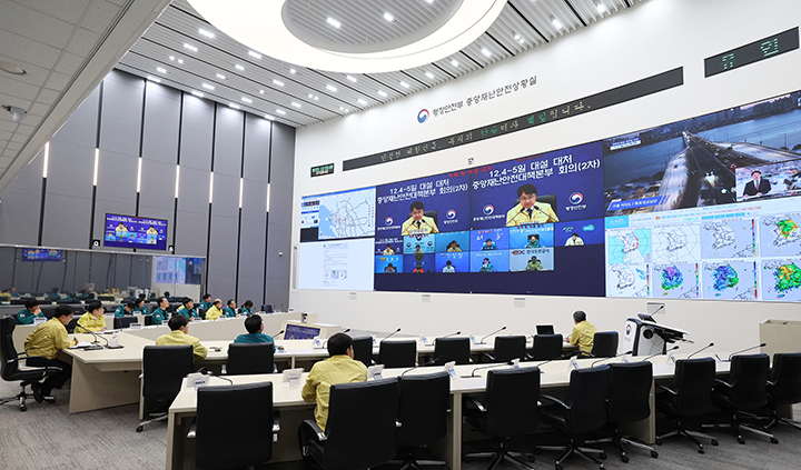 김광용 중앙재난안전대책본부 차장이 '대설 대처 중앙재난안전대책본부 2차 회의'를 주재하고, 출근길 교통 불편 해소 등을 위한 후속조치 추진상황을 점검했다. (사진=행정안전부)