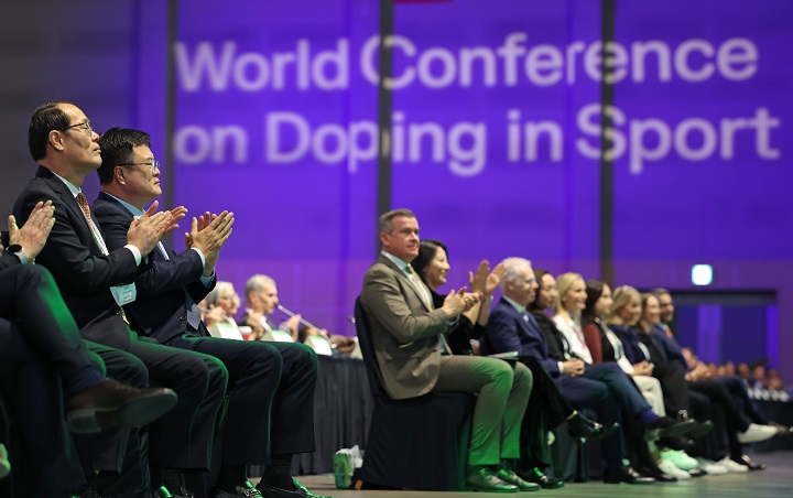 김대현 문화체육관광부 제2차관이 5일 부산 해운대구 벡스코에서 열린 '세계도핑방지기구(WADA) 총회' 폐회식에서 손뼉을 치고 있다.(사진=문체부 제공)