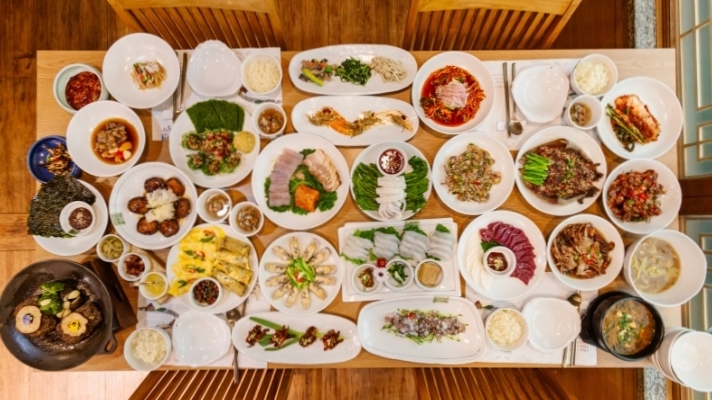 순천 시내 백년가게 한정식집 상차림. 정갈한 손맛이 여행의 하루를 따뜻하게 마무리해 준다.