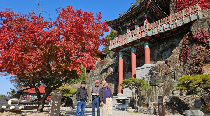 절벽에 지어진 사성암에는 진한 단풍이 물들었다.