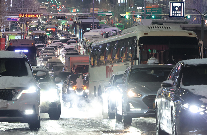 서울·인천·경기·강원 등 4개 시도에 대설특보가 발효된 4일 서울 마포구 홍대 인근에서 퇴근길 차량들이 눈길에 큰 정체를 빚고 있다. 2025.12.4 (사진=저작권자(c) 연합뉴스, 무단 전재-재배포 금지)
