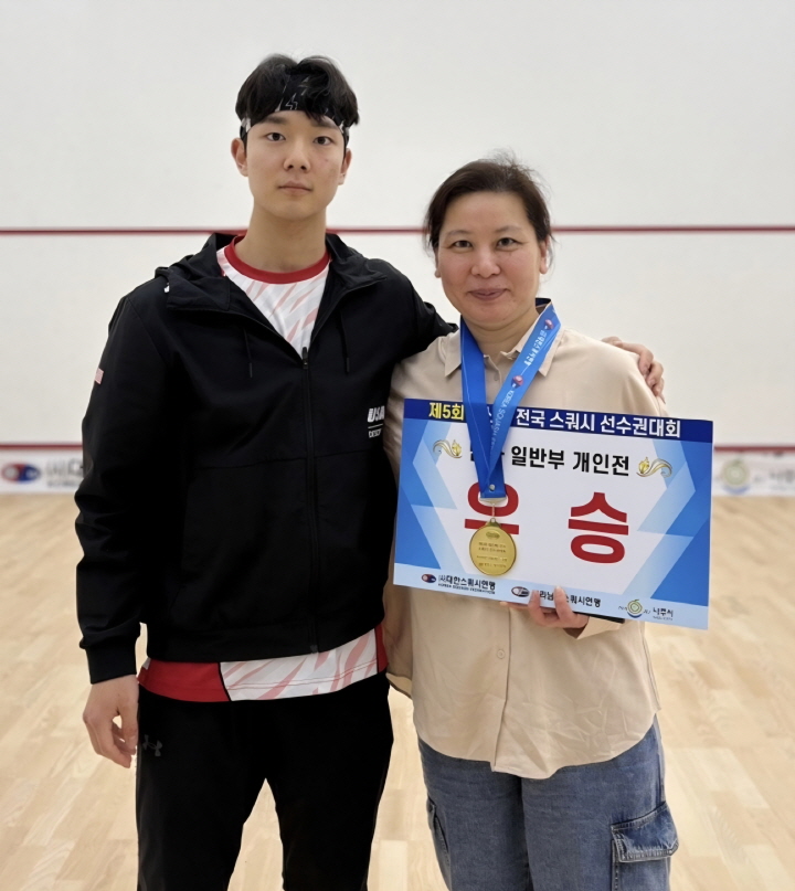 올 4월에 열린 전국 스쿼시선수권대회에서 우승을 차지한 오서진 선수와 어머니. (출처=오서진 선수)