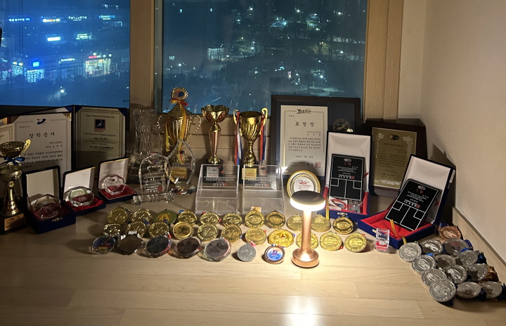 초등학교 4학년 때 시작해 2026년 국가대표가 되기까지 오서진 선수의 메달 및 상패. (출처=오서진 선수)