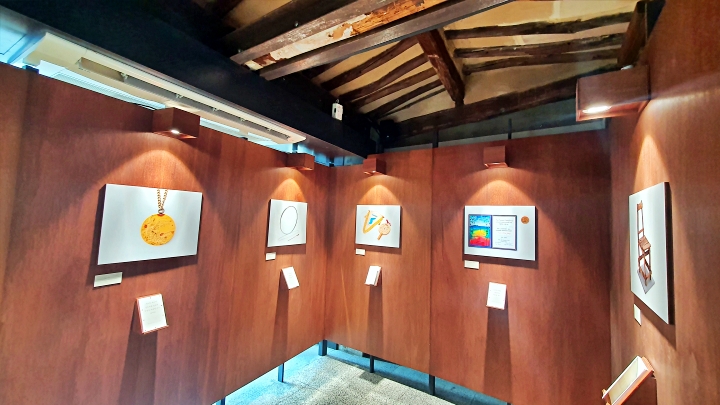 고해상도 이미지로 소개된 예비문화유산 전시 모습.