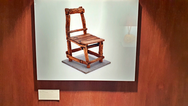 '무소유'를 상징하는 법정스님의 파피용 의자.