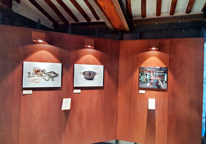 소록도의 헌신을 보여주는 도구와 산업화를 담은 성냥 제조기.