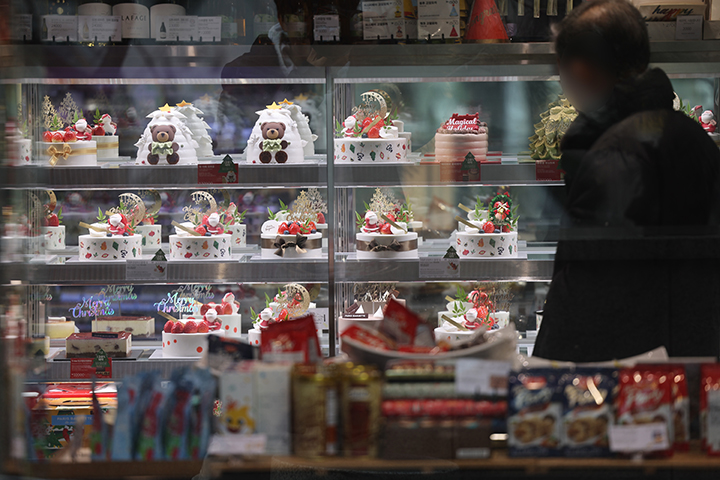24일 오후 서울의 한 제과점에 케이크가 진열되어 있다. 2023.12.24 (사진=저작권자(c) 연합뉴스, 무단 전재-재배포 금지)