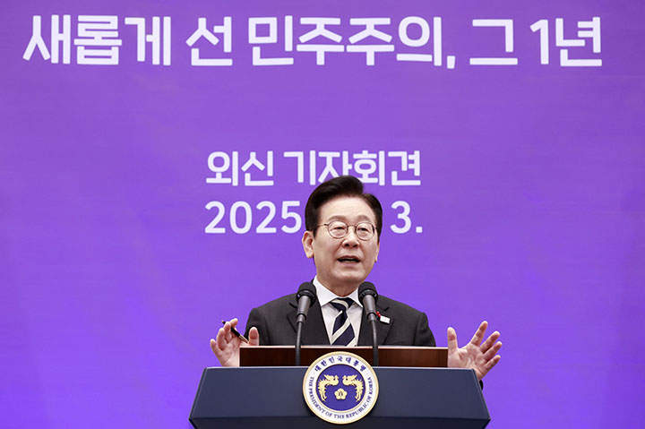 이재명 대통령이 지난 3일 청와대 영빈관에서 열린 '새롭게 선 민주주의, 그 1년' 외신 기자회견에서 답변하고 있다.(사진=저작권자(c) 연합뉴스, 무단 전재-재배포 금지)