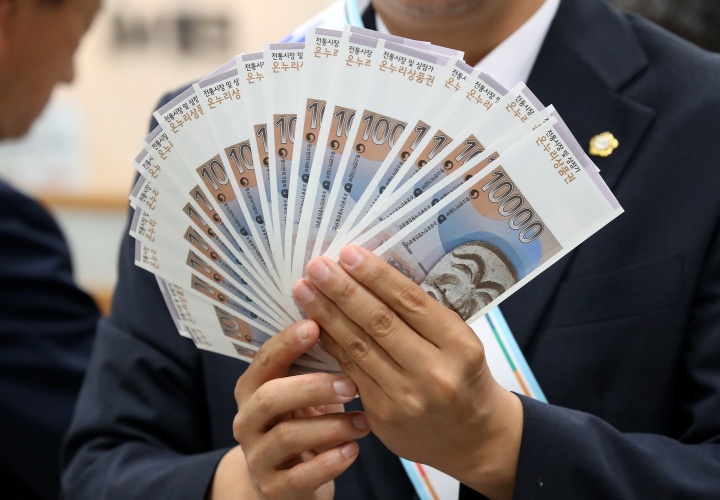 대구 중구 iM뱅크 중구청지점에서 열린 '추석맞이 전통시장 온누리상품권 구매 행사'에서 중구 관계자들이 전통시장 활성화를 위해 구매한 상품권을 펼쳐 보이고 있다. 2025.9.24. (ⓒ뉴스1, 무단 전재-재배포 금지)