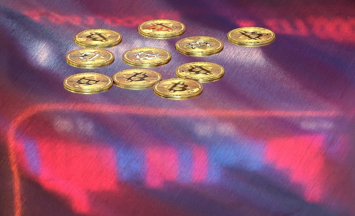 서울 강남구 서초구 빗썸라운지 강남본점에서 비트코인 모형이 놓인 바닥에 코인 시세 그래프가 비치는 모습. 기사 내용과 무관. 2025.7.18 (ⓒ뉴스1, 무단 전재-재배포 금지)