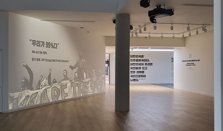 성인뿐 아니라 학생들도, 사회나 정치가 마냥 먼 이야기라고 생각하지 말고 한 번쯤 감상해 보면 유익하겠다는 생각이 든다.