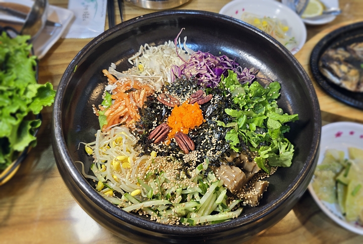 '선교사의 밥상'으로 피칸과 묵이 들은 비빔밥. 모두 함께 비벼 먹으며 화합이라는 마음의 문을 열게 된다.