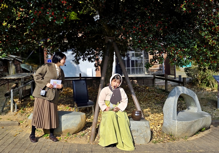 연극형 도보 투어는 관객과 어울려 진행된다. 복순이로 분한 주현지 씨가 김장독을 들고 있다.