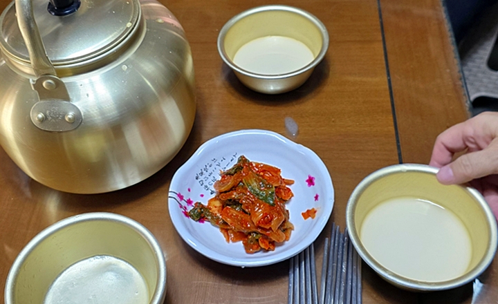펭귄주막에서 사이다 막걸리를 마시면서 주인집에서 만든 김치를 맛볼 수 있었다.
