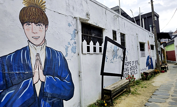 양림동 펭귄 마을에는 광주 출신인 BTS 제이홉의 생일을 맞이해 중국 팬들이 그린 벽화가 있다.