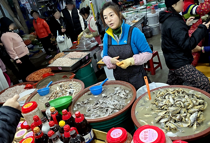 양동시장의 형제젓갈 김진현 대표가 젓갈에 관해 대답을 해주고 있다.