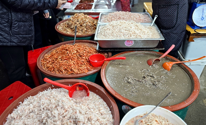 다양한 종류의 젓갈. 새우젓 종류만 해도 참 다채롭다.