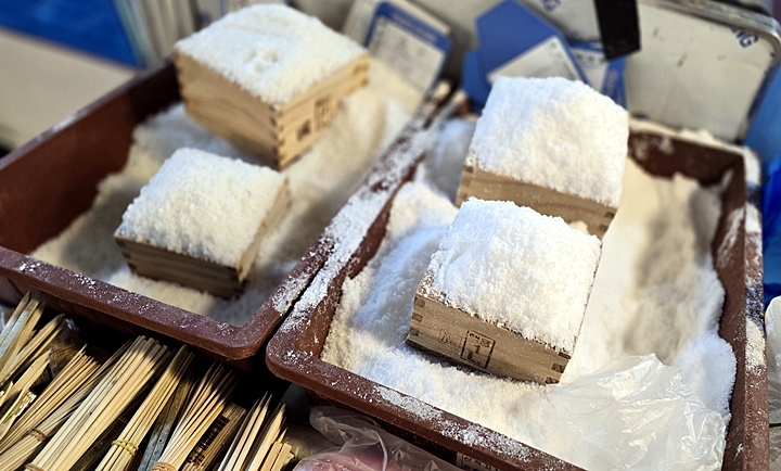 하얀 눈처럼 수북이 담긴 소금.