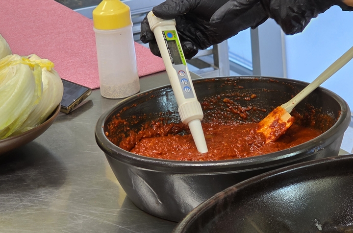 염도계로 재어 보며 보편적인 입맛을 맞춘다.