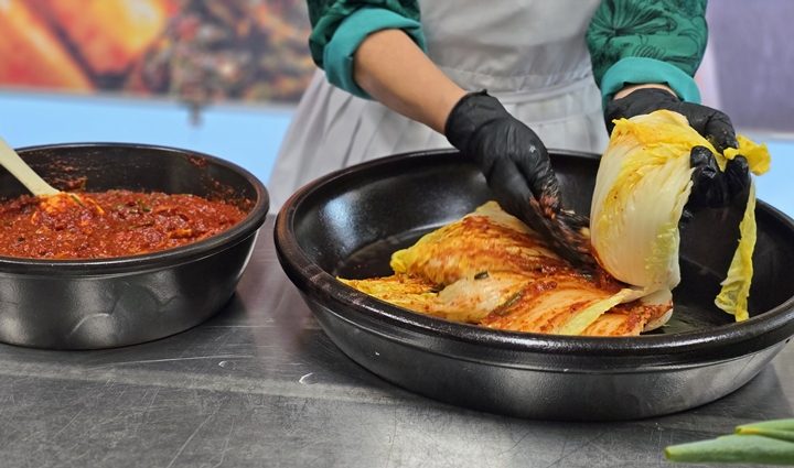 박기순 명인이 김치를 버무리고 있다.