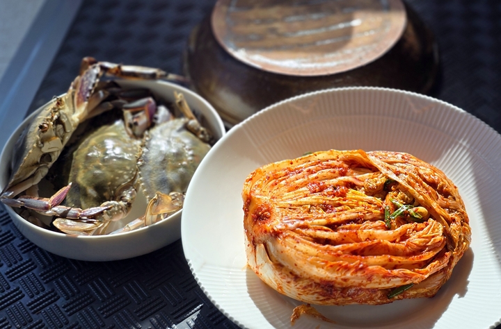 꽃게 보쌈 김치. 꽃게가 참 먹음직스럽다.