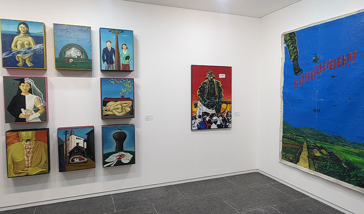 흑백, 저채도로 전개되던 앞선 테마와 달리 쨍한 원색이 사용되었다. 결코 경쾌한 분위기가 아니라 오히려 위기감을 불러일으킨다.