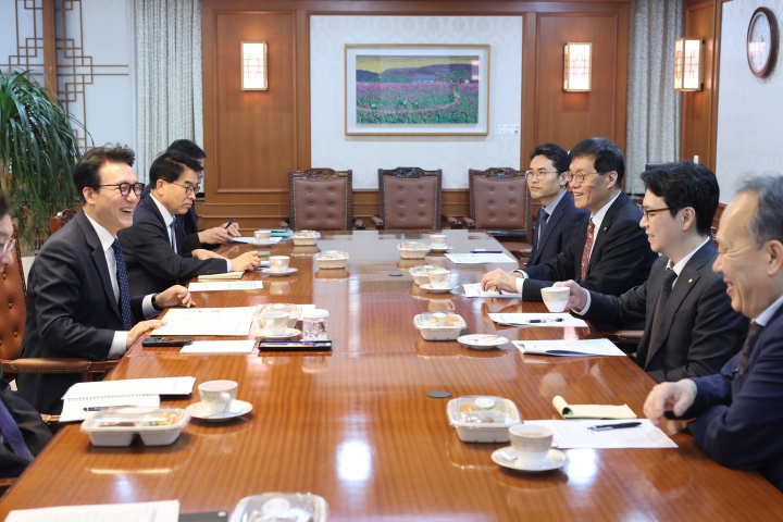 김민석 국무총리와 이창용 한국은행 총재가 9일 오전 서울 종로구 정부서울청사 국무총리 집무실에서 경제현안 간담회를 갖고 있다.(ⓒ뉴스1, 총리실 제공, 무단 전재-재배포 금지)