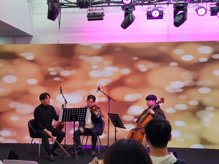 Z1컴퍼니 외 연합 동아리가 오케스트라 곡을 연주한다. 참여자들이 연주에 집중하자 관객들도 숨을 줌이고 감상하고 있다.