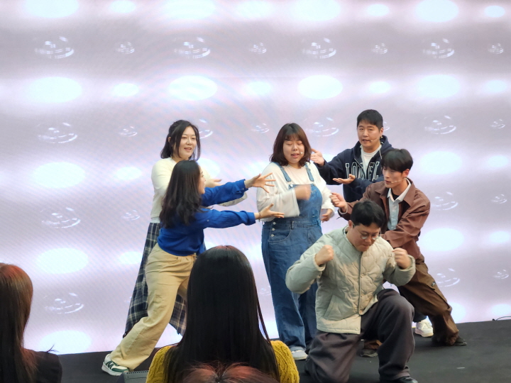 공연의 하이라이트는 한국전기 ES 외 연합동아리가 공연한 뮤지컬 '맘마미아'다. 전문 배우의 무대를 보는 듯 완성도 있는 공연이다.