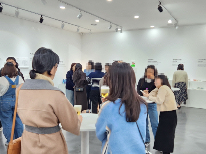 참여자 간 소통과 네트워킹 시간에, 각자의 직장은 달라도 문화예술교육을 주제로 한 대화를 나누고 있다.