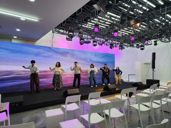 공연에 앞서 무대에서 연습이 한창이다. 뮤지컬 '맘마미아'를 공연하는 팀이 춤을 추면서 노래를 부르고 있다.