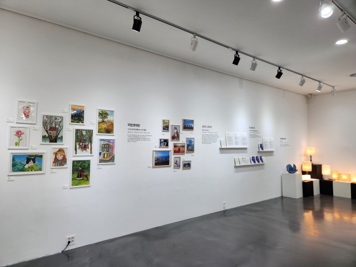 직장인 문화예술클럽 활동의 결과물이 전시되어 있다. 그림, 사진, 책, 조명등, 공예품 등 다양하다.