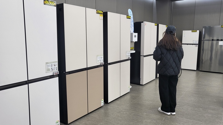 에너지효율등급을 자세히 살피며 냉장고를 골랐다.