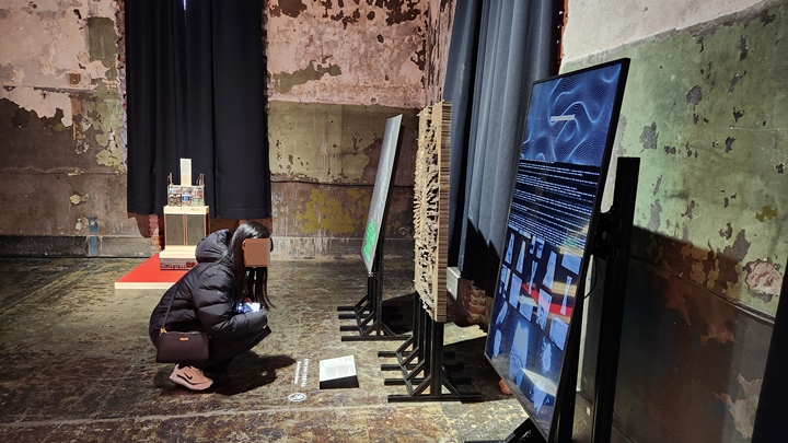 관람객이 작품을 감상하고 있다.