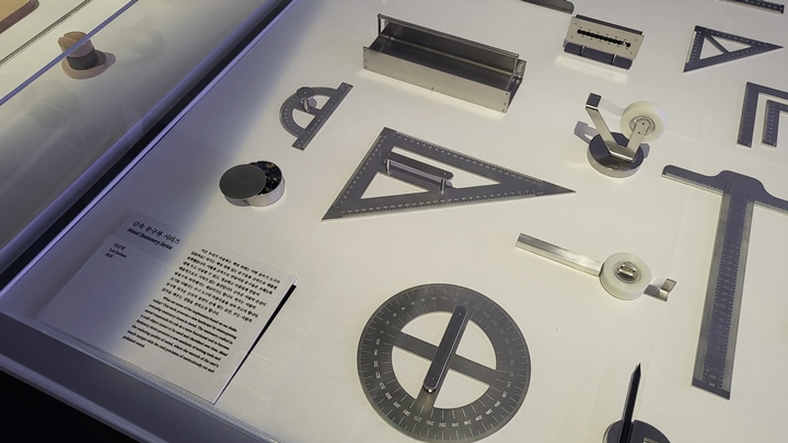 [금속 문구류 시리즈]는 사람과 쓰기 도구의 긴밀한 관계성을 표현했다.