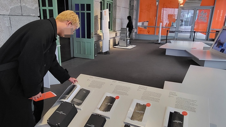 관람객이 작품들을 감상하고 있다.