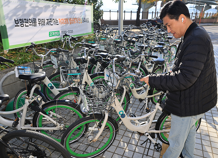 지난달 12일 서울 광진구에서 시민이 공공자전거 '따릉이'를 이용하고 있다.(사진=저작권자(c) 연합뉴스, 무단 전재-재배포 금지)