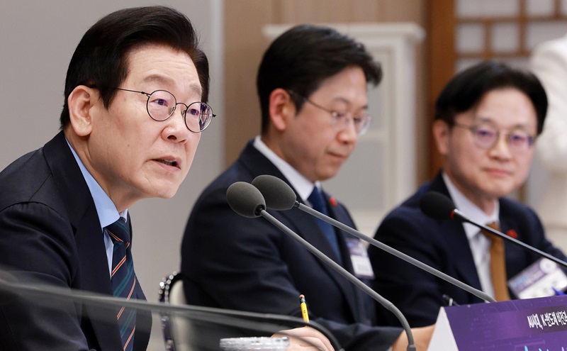 이재명 대통령이 10일 용산 대통령실에서 열린 AI 시대의 K-반도체 비전과 육성전략 보고회에서 발언하고 있다. 왼쪽부터 이재명 대통령, 배경훈 부총리 겸 과기정통부 장관, 김정관 산업부 장관. 2025.12.10 [대통령실통신사진기자단](사진=저작권자(c) 연합뉴스, 무단 전재-재배포 금지)