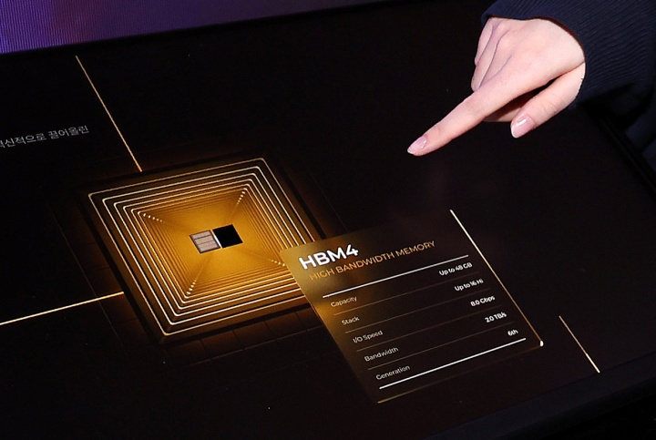 제27회 반도체 대전(SEDEX 2025)을 찾은 관람객이 공개된 SK하이닉스 HBM4 실물을 살펴보고 있다. 2025.10.22 (ⓒ뉴스1, 무단 전재-재배포 금지)