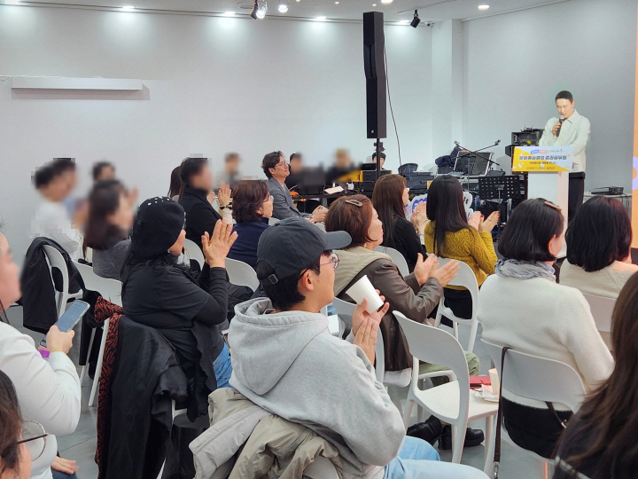 직장인 문화예술클럽 활동에 참여했던 전문 예술가와 직장인들이 객석을 가득 채우고 있다.