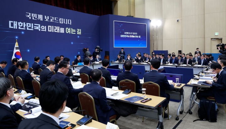 이재명 대통령이 11일 세종시 정부세종컨벤션센터에서 열린 '2026년 대도약하는 경제, 신뢰받는 데이터' 기획재정부(국세청·관세청·조달청)-국가데이터처 업무보고에서 발언하고 있다.(사진=저작권자(c) 연합뉴스, 무단 전재-재배포 금지)