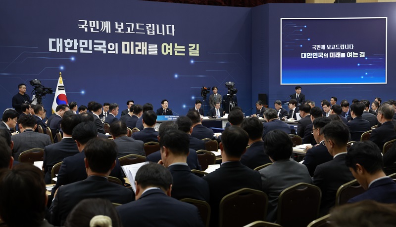 이재명 대통령이 11일 세종시 정부세종컨벤션센터에서 열린 '2026년 대도약하는 경제, 신뢰받는 데이터' 기획재정부(국세청·관세청·조달청)-국가데이터처 업무보고에서 발언하고 있다. 2025.12.11 [대통령실통신사진기자단](사진=저작권자(c) 연합뉴스, 무단 전재-재배포 금지)