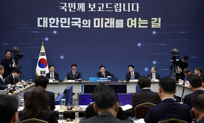 11일 세종시 정부세종컨벤션센터에서 이재명 대통령이 참석한 가운데 '희망찬 농업·농촌, 모두가 행복하게 일하는 나라' 농림축산식품부(농촌진흥청·산림청)-고용노동부 업무보고가 진행되고 있다. 2025.12.11 [대통령실통신사진기자단](사진=저작권자(c) 연합뉴스, 무단 전재-재배포 금지)