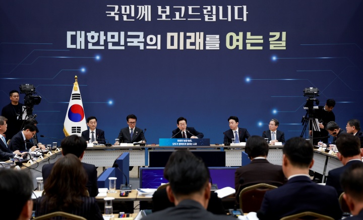 11일 세종시 정부세종컨벤션센터에서 이재명 대통령이 참석한 가운데 '희망찬 농업·농촌, 모두가 행복하게 일하는 나라' 농림축산식품부(농촌진흥청·산림청)-고용노동부 업무보고가 진행되고 있다. 2025.12.11 [대통령실통신사진기자단] (사진=저작권자(c) 연합뉴스, 무단 전재-재배포 금지)