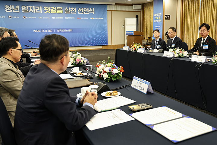 김영훈 고용노동부 장관이 8일 서울 중구 프레스센터에서 열린 청년 일자리 첫걸음 실천 선언식에서 모두 발언을 하고 있다. 2025.12.8 (ⓒ뉴스1, 무단 전재-재배포 금지)