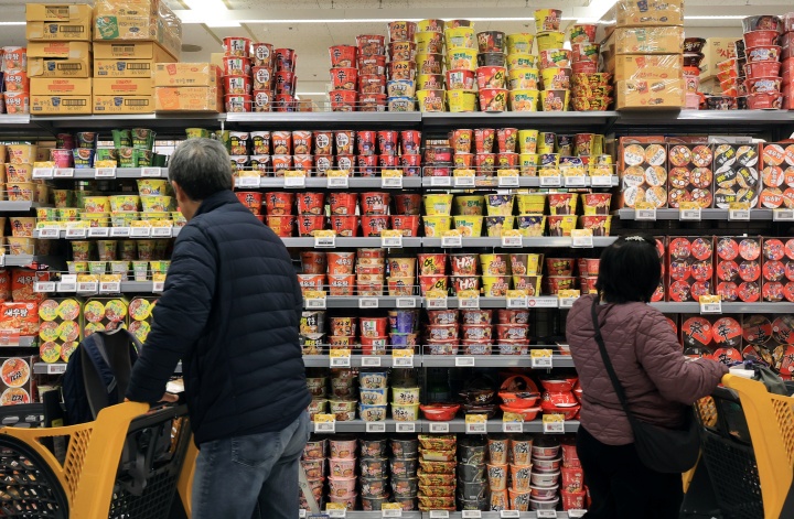 10일 서울시내 한 대형마트에 컵라면이 진열돼 있다. 지난 9일 관세청에 따르면 올해 1~11월 농·축·수·산물, 가공식품 등 K-푸드 수출액은 1년 전보다 7% 늘어난 103억 7천500만 달러로 집계됐다. 품목별로는 라면(13.3%), 김(10.0%)이 1위, 2위로 가장 수출액 비중이 컸다. 라면 수출액은 전년 대비 21.4%, 김은 13.3% 증가했다. 2025.12.10 (ⓒ뉴스1, 무단 전재-재배포 금지)